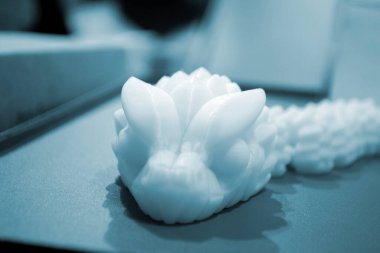 Sanat eseri 3D yazıcıya yazdırıldı. Model 3D yazıcıya yazdırıldı. 3D yazdırılmış nesne. Erimiş plastikten 3D yazıcıya baskı yapılmış. Yazdırma teknolojisi. Yeni modern katkı maddesi FDM baskı teknolojileri