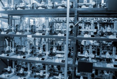 Birçok 3D yazıcı bir nesne yazdırıyor. 3D yazıcılar aynı anda erimiş plastikten model yazıyorlar. Birçok 3D yazıcı, püskürtücüden akan erimiş plastikten şekil yaratıyor. 3D yazdırma teknolojisi