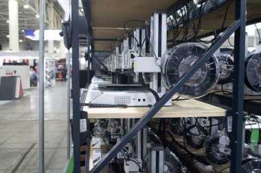 Birçok 3D yazıcı bir nesne yazdırıyor. 3D yazıcılar aynı anda erimiş plastikten model yazıyorlar. Birçok 3D yazıcı, püskürtücüden akan erimiş plastikten şekil yaratıyor. 3D yazdırma teknolojisi