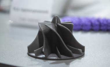 Prototip türbin kompresör tekerleği 3 boyutlu yazıcıya basılmış. Erimiş plastikten 3 boyutlu bir yazıcıda küçük model türbin pervanesi oluşturuldu. 3D baskı teknolojisi. Yeni modern katkı maddesi FDM baskı teknolojileri