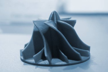 Prototip türbin kompresör tekerleği 3 boyutlu yazıcıya basılmış. Erimiş plastikten 3 boyutlu bir yazıcıda küçük model türbin pervanesi oluşturuldu. 3D baskı teknolojisi. Yeni modern katkı maddesi FDM baskı teknolojileri