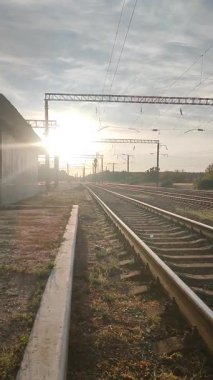 Tren istasyonunda. Demiryolu platformu. Demiryolu işçileri. Şafakta parlayan güneş. Demiryolu. Uyanış. Sabah tren rayları var. Gün doğumu. Araç kavşağı ve kavşak. Güneşli bir gün. Demiryolu. Dikey