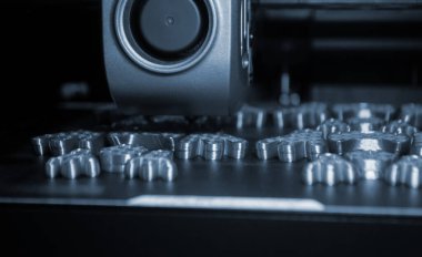 3D yazıcı kapat. Erimiş mavi plastikten yazıcı yazdırma işlemi için 3D yazıcı çalışıyor. 3D yazıcı, yazıcıdan sıvı plastik akışı ile model oluşturuyor. 3D yazdırma teknolojisi