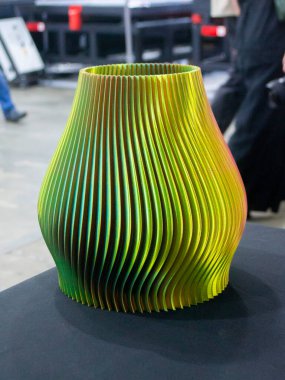 Nesne 3D yazıcıya yazıldı. Kapatın. Erimiş plastikten 3D yazıcıya basılmış bir model. Erimiş plastikten üç boyutlu yazıcıya basılmış vazo. 3D baskı teknolojisi. Katkı sağlayan yenilikçi FDM teknolojileri