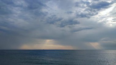 Denizde yağmur. Denize yağmur yağıyor. Bulutlu, yağmurlu, fırtınalı bir deniz. Suyun üzerinde kara yağmurlu bulutlar. Deniz, gökyüzü, bulutlar ve ufuk çizgisi. Deniz Burnu. Manzara manzarası. Doğa doğal arkaplan