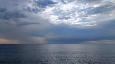 Denizde yağmur. Denize yağmur yağıyor. Bulutlu, yağmurlu, fırtınalı bir deniz. Suyun üzerinde kara yağmurlu bulutlar. Deniz, gökyüzü, bulutlar ve ufuk çizgisi. Deniz Burnu. Manzara manzarası. Doğa doğal arkaplan