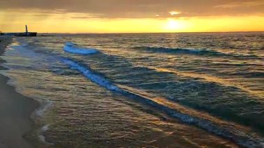 Denizde gün doğumu ya da gün batımı. Denizde yükselen ya da batan güneş. Kara yağmurlu bulutlarla gökyüzünde şafak. Gökyüzünde yağmurdan önce büyük bulutlarla gün batımı. Deniz yüzeyindeki güneş yolu. Doğa zemin.