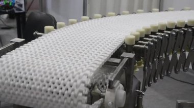 Modüler bant roter taşıyıcı. Devamlı hareket sistemi. Malzeme ya da ürün taşımacılığı. Hareket eden nesneler için taşıyıcılar. Üretim Üretimi. Endüstriyel kuşak. Bağlı plastik bağlantılar