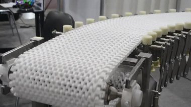 Modüler bant roter taşıyıcı. Devamlı hareket sistemi. Malzeme ya da ürün taşımacılığı. Hareket eden nesneler için taşıyıcılar. Üretim Üretimi. Endüstriyel kuşak. Bağlı plastik bağlantılar