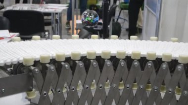 Modüler bant roter taşıyıcı. Devamlı hareket sistemi. Malzeme ya da ürün taşımacılığı. Hareket eden nesneler için taşıyıcılar. Üretim Üretimi. Endüstriyel kuşak. Bağlı plastik bağlantılar