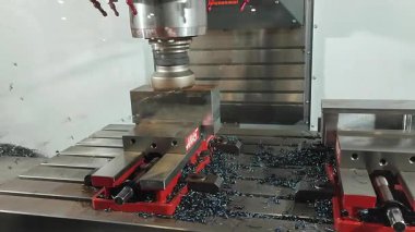 Kyiv, Ukrayna, 25 Haziran 2025 Metal işleme makinesi. Makine merkezi. CNC dikey makine merkezi. Bilgisayar kontrolü. Metal fabrikası ekipmanları. Metal talaşı. Makine üretim araçları endüstriyel