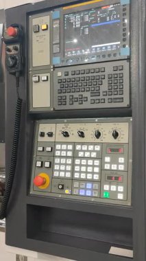 Kyiv, Ukrayna, 25 Haziran 2025 CNC makine kontrol paneli. Bilgisayar sayısal kontrollü makine kontrol paneli. Önceden programlanmış yazılım kodlarını kullanarak bilgisayar tarafından kontrol edilen otomatik makineler