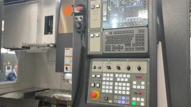 Kyiv, Ukrayna, 25 Haziran 2025 CNC makine kontrol paneli. CNC bilgisayar sayısal kontrollü makine kontrol paneli. Önceden programlanmış yazılım ve kodlar kullanarak bilgisayar tarafından kontrol edilen otomatik makineler.