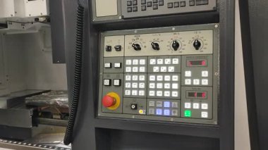 Kyiv, Ukrayna, 25 Haziran 2025 CNC makine kontrol paneli. CNC bilgisayar sayısal kontrollü makine kontrol paneli. Önceden programlanmış yazılım ve kodlar kullanarak bilgisayar tarafından kontrol edilen otomatik makineler.