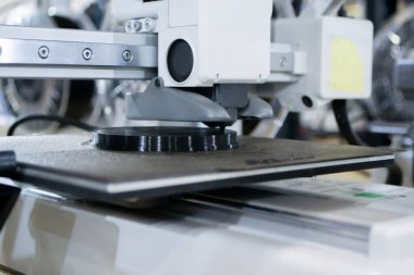 3D yazıcı kapat. Erimiş siyah plastikten nesne yazdırma işlemi için 3D yazıcı çalışıyor. 3D yazıcı, yazıcıdan sıvı plastik akışı ile model oluşturuyor. 3D yazdırma teknolojisi