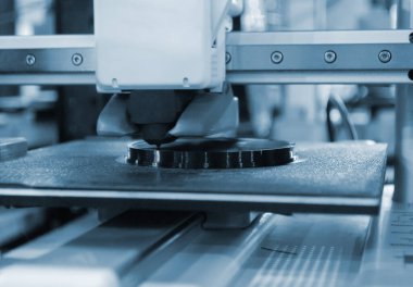 3D yazıcı kapat. Erimiş siyah plastikten nesne yazdırma işlemi için 3D yazıcı çalışıyor. 3D yazıcı, yazıcıdan sıvı plastik akışı ile model oluşturuyor. 3D yazdırma teknolojisi