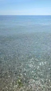 Deniz Burnu. Mavi deniz ve mavi gökyüzünün pürüzsüz deniz yüzeyi. Soyut manzara manzarası. Deniz manzarası. Skyline. Doğa arkaplanı. Doğal arka plan. Hiç kimse. Güneş parlıyor. Sakin güneşli hava. Dikey küçük dalgalar