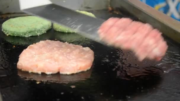 Δύο νόστιμα και πικάντικα τηγανισμένα κοτολέτες — Αρχείο Βίντεο