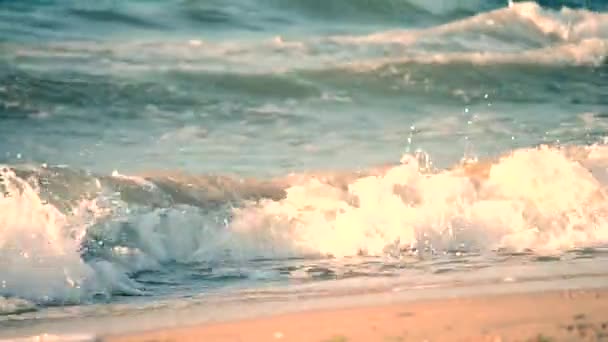 Ondas batendo close-up na praia — Vídeo de Stock