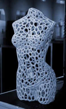 Erimiş plastikten çıkan 3 boyutlu yazıcıya basılmış bir kadın vücudu. Nesne 3D yazıcıda oluşturuldu. Mavi plastikten 3D yazıcıya basılmış. 3 boyutlu baskı teknolojisi kavramı. Katkı sağlayan FDM teknolojileri
