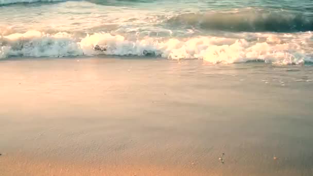 Olas con espuma blanca y playa de arena — Vídeo de stock