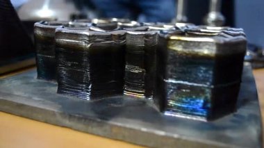 3D baskılı metal modeller. Metalden yapılmış 3D yazıcıya basılmış mankenler. Metalden 3D yazıcı tarafından oluşturulan üç boyutlu metal nesneler. 3D baskı katkı maddesi üretim teknolojisi