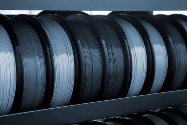 3D baskı için plastik tel makara. Plastik kapaklı farklı bir makara. 3D yazdırma bileşeni. Baskı aksesuarları. 3 boyutlu baskı teknolojisi kavramı. Katkı sağlayan yenilikçi FDM teknolojileri
