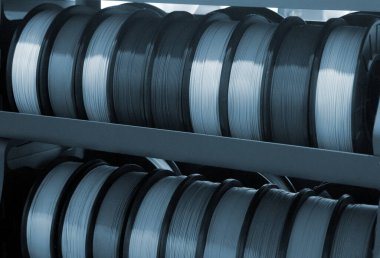 3D baskı için plastik tel makara. Plastik kapaklı farklı bir makara. 3D yazdırma bileşeni. Baskı aksesuarları. 3 boyutlu baskı teknolojisi kavramı. Katkı sağlayan yenilikçi FDM teknolojileri