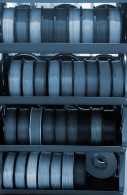 3D baskı için plastik tel makara. Plastik kapaklı farklı bir makara. 3D yazdırma bileşeni. Baskı aksesuarları. 3 boyutlu baskı teknolojisi kavramı. Katkı sağlayan yenilikçi FDM teknolojileri