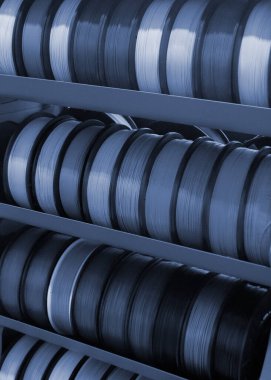 3D baskı için plastik tel makara. Plastik kapaklı farklı bir makara. 3D yazdırma bileşeni. Baskı aksesuarları. 3 boyutlu baskı teknolojisi kavramı. Katkı sağlayan yenilikçi FDM teknolojileri