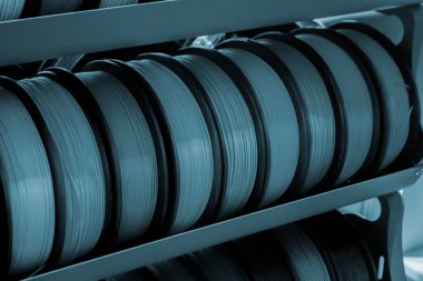 3D baskı için plastik tel makara. Plastik kapaklı farklı bir makara. 3D yazdırma bileşeni. Baskı aksesuarları. 3 boyutlu baskı teknolojisi kavramı. Katkı sağlayan yenilikçi FDM teknolojileri