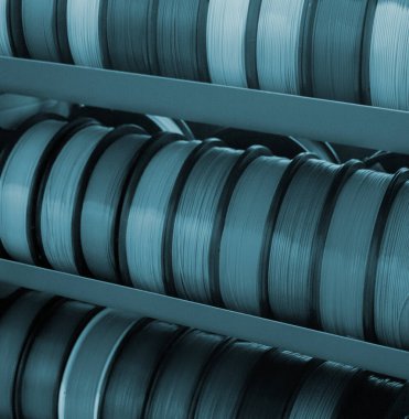 3D baskı için plastik tel makara. Plastik kapaklı farklı bir makara. 3D yazdırma bileşeni. Baskı aksesuarları. 3 boyutlu baskı teknolojisi kavramı. Katkı sağlayan yenilikçi FDM teknolojileri