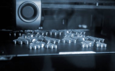 3D yazıcı. 3D yazıcı nesneyi yakın plan yazdırıyor. 3D yazıcı mavi model yazdırıyor. 3D yazıcı çalışıyor. Konsept baskı teknolojisi. Yeni modern yenilikçi teknoloji. FDM teknolojileri