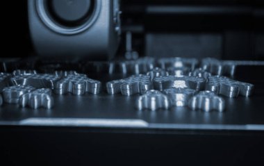 3D yazıcı. 3D yazıcı nesneyi yakın plan yazdırıyor. 3D yazıcı mavi model yazdırıyor. 3D yazıcı çalışıyor. Konsept baskı teknolojisi. Yeni modern yenilikçi teknoloji. FDM teknolojileri