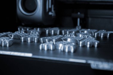3D yazıcı. 3D yazıcı nesneyi yakın plan yazdırıyor. 3D yazıcı mavi model yazdırıyor. 3D yazıcı çalışıyor. Konsept baskı teknolojisi. Yeni modern yenilikçi teknoloji. FDM teknolojileri