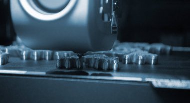 3D yazıcı. 3D yazıcı nesneyi yakın plan yazdırıyor. 3D yazıcı mavi model yazdırıyor. 3D yazıcı çalışıyor. Konsept baskı teknolojisi. Yeni modern yenilikçi teknoloji. FDM teknolojileri