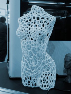 Plastikten 3D yazıcıya basılmış form. Bir kadın gövdesinin filamandaki 3 boyutlu baskıyla yapılmış heykeli. Katkı maddesi üretimi. Malzemenin katman katman uygulanması. 3D FDM teknolojileri basılıyor