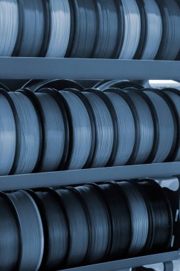 3D baskı için plastik tel makara. Plastik kapaklı farklı bir makara. 3D yazdırma bileşeni. Baskı aksesuarları. 3 boyutlu baskı teknolojisi kavramı. Katkı sağlayan yenilikçi FDM teknolojileri