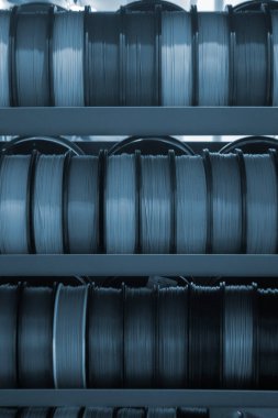 3D baskı için plastik tel makara. Plastik kapaklı farklı bir makara. 3D yazdırma bileşeni. Baskı aksesuarları. 3 boyutlu baskı teknolojisi kavramı. Katkı sağlayan yenilikçi FDM teknolojileri