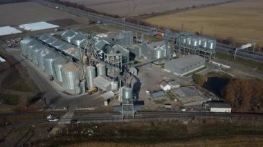 Bila Tserkva, Ukrayna, 20 Ekim 2020: asansör. Tahıl asansörü. Tahıl ambarı Büyük metal yapı tahıl asansörü. Tahıl depolama tesisi. Üst Manzara. Tahıl deposu. Silolar. Mısır gevreği için metal hangar