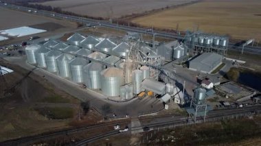 Bila Tserkva, Ukrayna, 20 Ekim 2020: asansör. Tahıl asansörü. Tahıl ambarı Büyük metal yapı tahıl asansörü. Tahıl depolama tesisi. Üst Manzara. Tahıl deposu. Silolar. Mısır gevreği için metal hangar