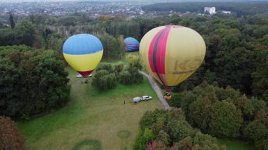 Bila Tserkva, Ukrayna, 3 Ağustos 2021: Balon Festivali. Büyük balon aerostatı şişiriyorum. Birçok balon yerde yatar ve ormandaki açıklıkta şişer. Eğlence, dinlenme, seyahat..