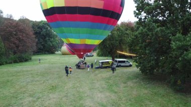 Bila Tserkva, Ukrayna, 3 Ağustos 2021: Balon Festivali. Büyük balon aerostatı şişiriyorum. Birçok balon yerde yatar ve ormandaki açıklıkta şişer. Eğlence, dinlenme, seyahat..