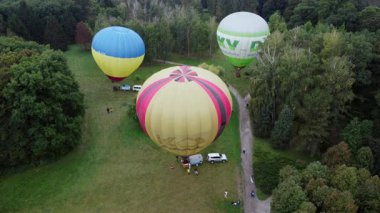Bila Tserkva, Ukrayna, 3 Ağustos 2021: Balon Festivali. Büyük balon aerostatı şişiriyorum. Birçok balon yerde yatar ve ormandaki açıklıkta şişer. Eğlence, dinlenme, seyahat..