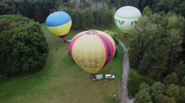 Bila Tserkva, Ukrayna, 3 Ağustos 2021: Balon Festivali. Büyük balon aerostatı şişiriyorum. Birçok balon yerde yatar ve ormandaki açıklıkta şişer. Eğlence, dinlenme, seyahat..