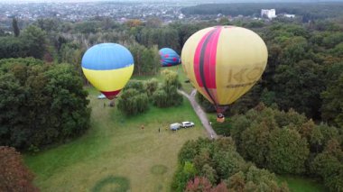 Bila Tserkva, Ukrayna, 3 Ağustos 2021: Balon Festivali. Büyük balon aerostatı şişiriyorum. Birçok balon yerde yatar ve ormandaki açıklıkta şişer. Eğlence, dinlenme, seyahat..