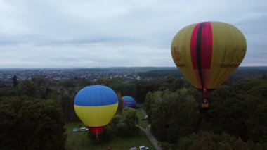 Bila Tserkva, Ukrayna, 3 Ağustos 2021: Balon Festivali. Büyük balon aerostatı şişiriyorum. Birçok balon yerde yatar ve ormandaki açıklıkta şişer. Eğlence, dinlenme, seyahat..