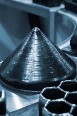 Metalden 3D yazıcıya basılmış bir model. Metal iplikten 3D yazıcıda nesne oluşturuldu. Modern yeni teknolojiler. Katkı sağlayan ilerici üretim çözeltisi. Metal 3D baskı teknolojisi