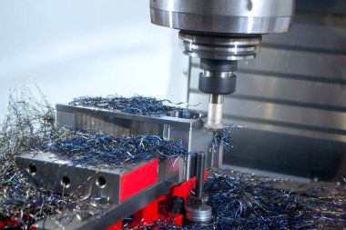 Metal işleme makinesi. Makine merkezi. CNC dikey makine merkezi. Bilgisayar kontrolü. Metal fabrikası ekipmanları. Metal talaşı. Makine üretim araçları endüstriyel