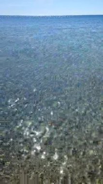 Mavi deniz ve mavi gökyüzünün pürüzsüz deniz yüzeyi. Deniz Burnu. Soyut manzara manzarası. Deniz manzarası. Skyline. Doğa arkaplanı. Doğal arka plan. Hiç kimse. Güneş parlıyor. Sakin güneşli hava. Dikey küçük dalgalar